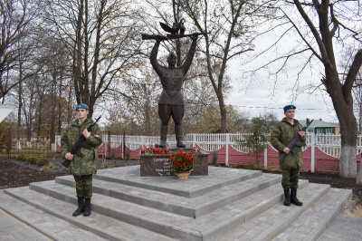 В Короче открыли памятник солдатам Победы